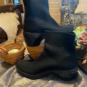 ZBEE Slip on Boots VGUC Never worn